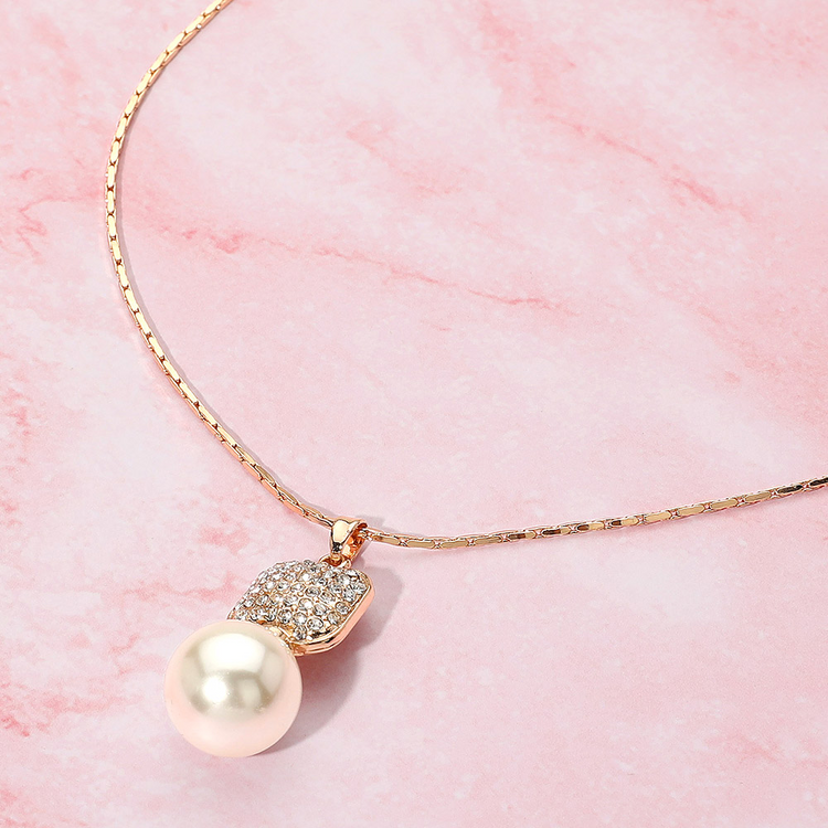 Single Pearl Rhinestone pendent Necklace