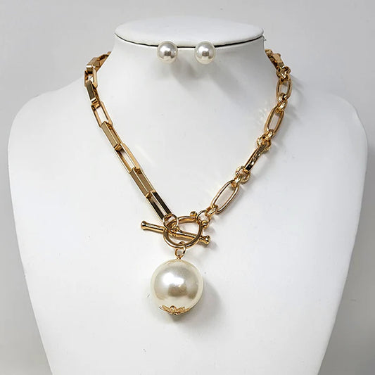 Gold Toggle Closure Pearl Drop Necklace