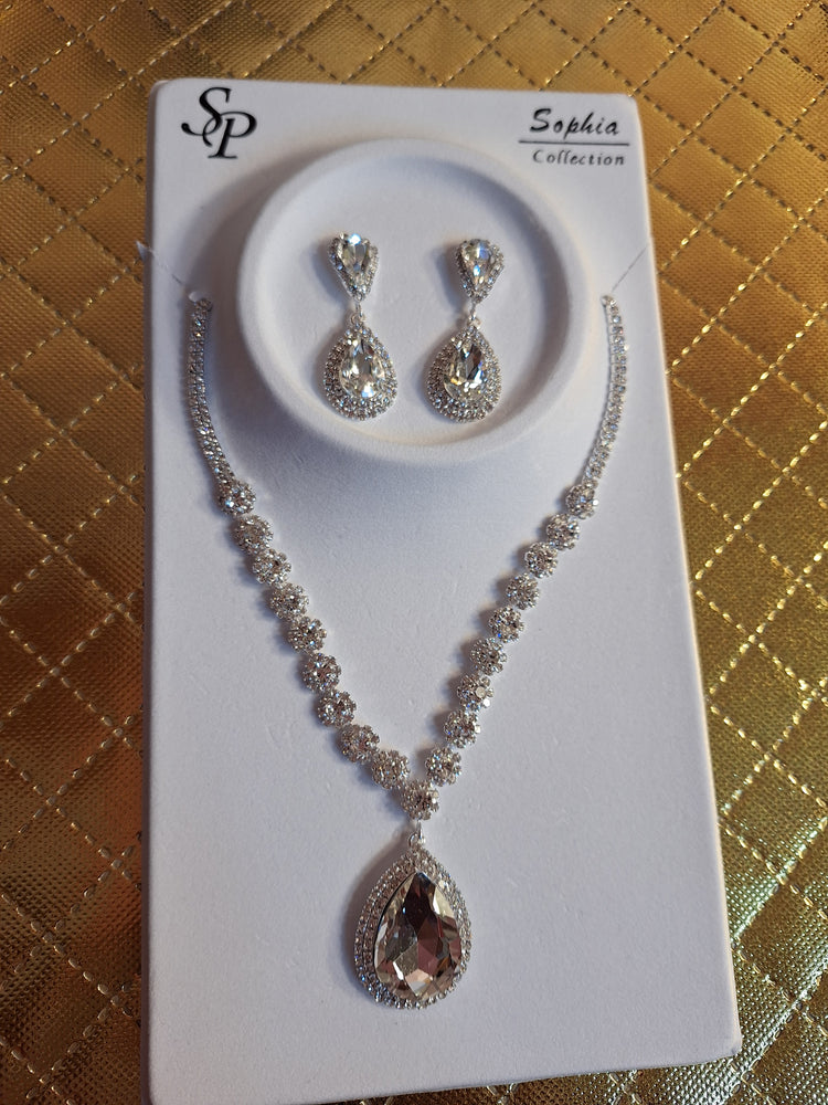 Elegant Tear Drop Necklace Set